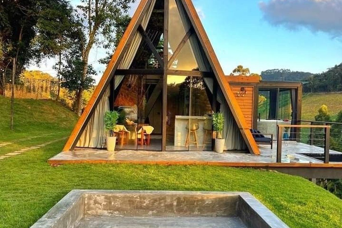Aurasiru A-frame cabin with lush green lawn